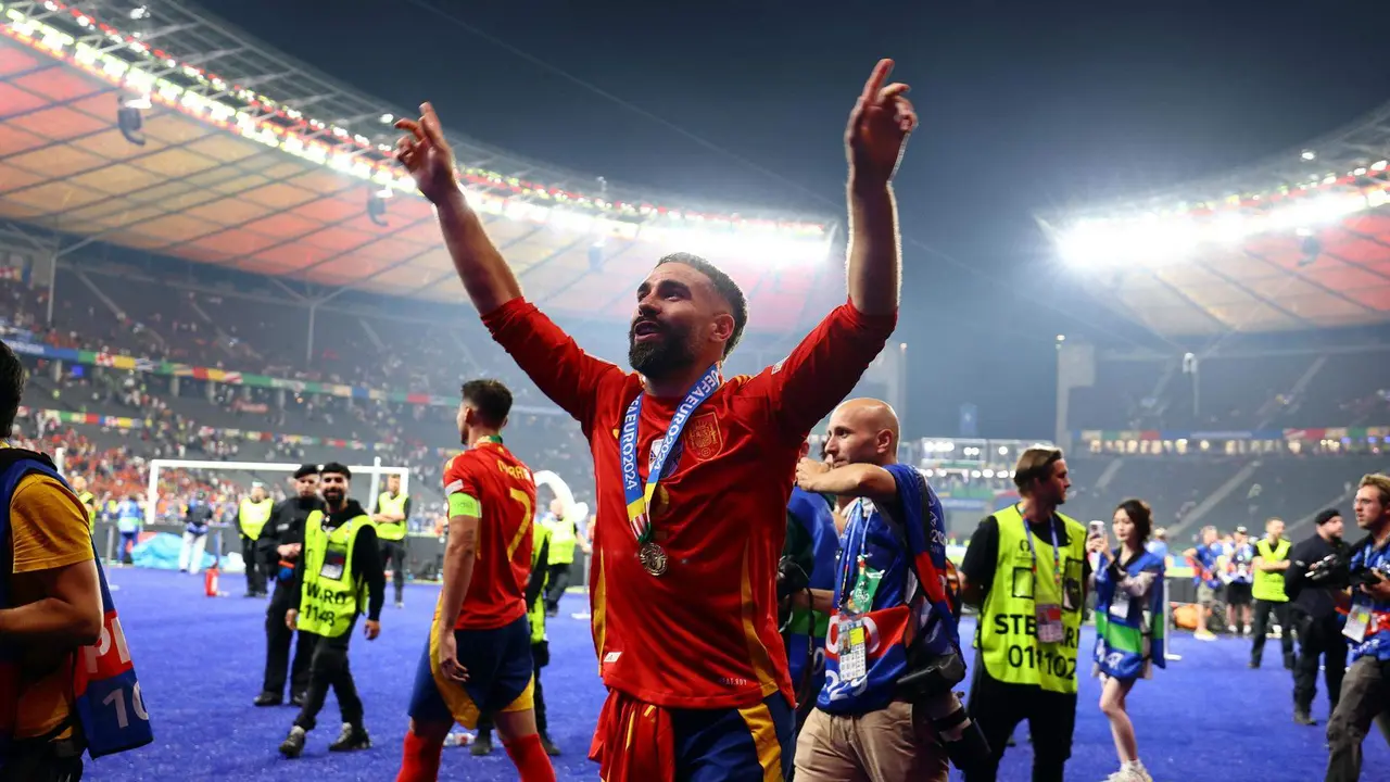 Dani Carvajal celebra el t&iacute;tulo en Berl&iacute;n. EFE/EPA/FILIP SINGER