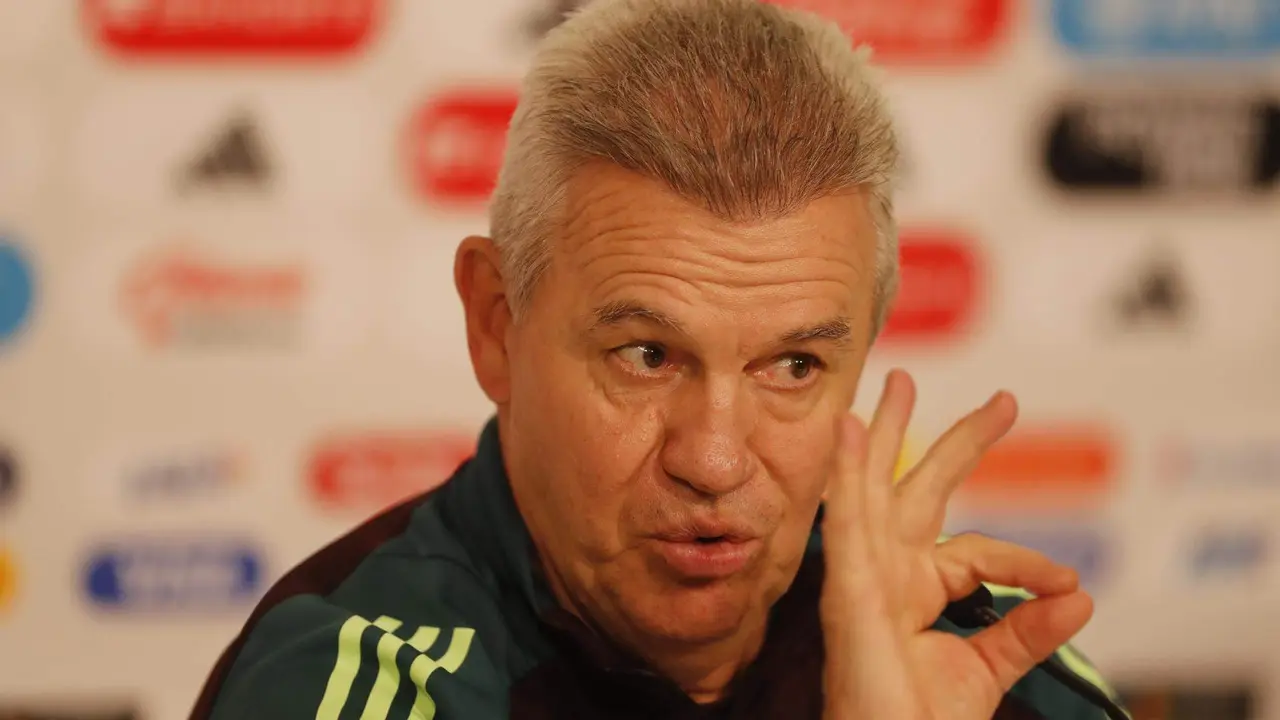 El entrenador de la Selecci&oacute;n Mexicana de f&uacute;tbol, Javier Aguirre, habla durante una rueda de prensa este lunes, previo a un partido amistoso ante la selecci&oacute;n de Estados Unidos, en el Estadio Akron de la ciudad de Guadalajara, Jalisco (M&eacute;xico). EFE/ Francisco Guasco