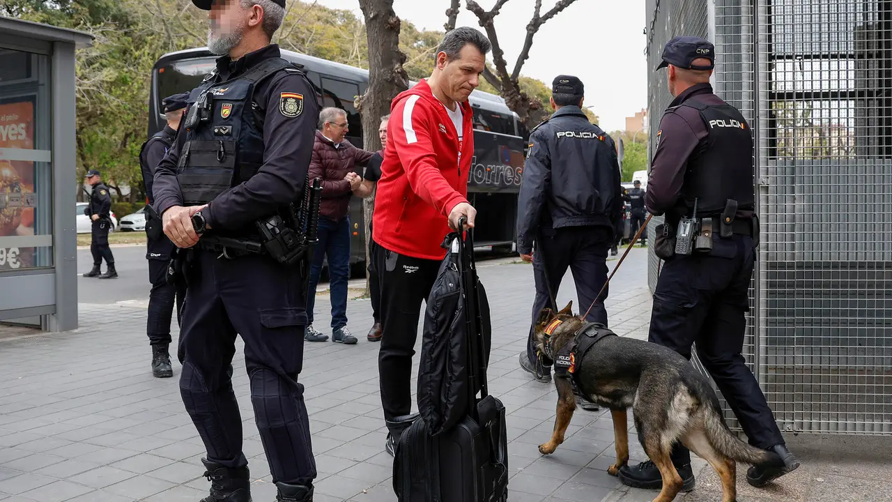 El entrenador del conjunto israel&iacute; Hapoel Tel Aviv, Dimitrios Itoudis, a su llegada al pabell&oacute;n antes del partido de baloncesto de semifinales de la Eurocupa, este mi&eacute;rcoles en el pabell&oacute;n de la Fuente San Luis de Valencia, entre Valencia Basket y Hapoel Tel Aviv.- EFE/Miguel &Aacute;ngel Polo.