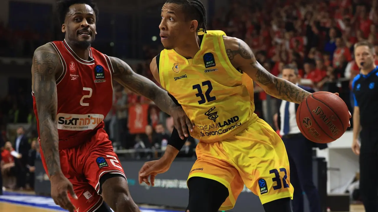 El jugador Antonio Blakeney (I), del Hapoel Shiomo Tel Aviv Roster, en acci&oacute;n ante Joe Thomasson (d), del Dreamland Gran Canaria, durante el partido de la EuroCup basketball jugado en Samokov, Bulgaria. EFE/EPA/VASSIL DONEV