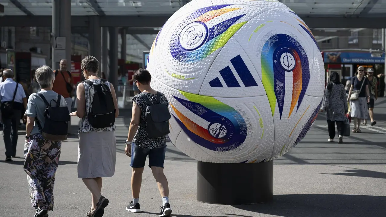 Un bal&oacute;n gigante de la Eurocopa 2025 en una plaza en Berna. EFE/EPA/ANTHONY ANEX