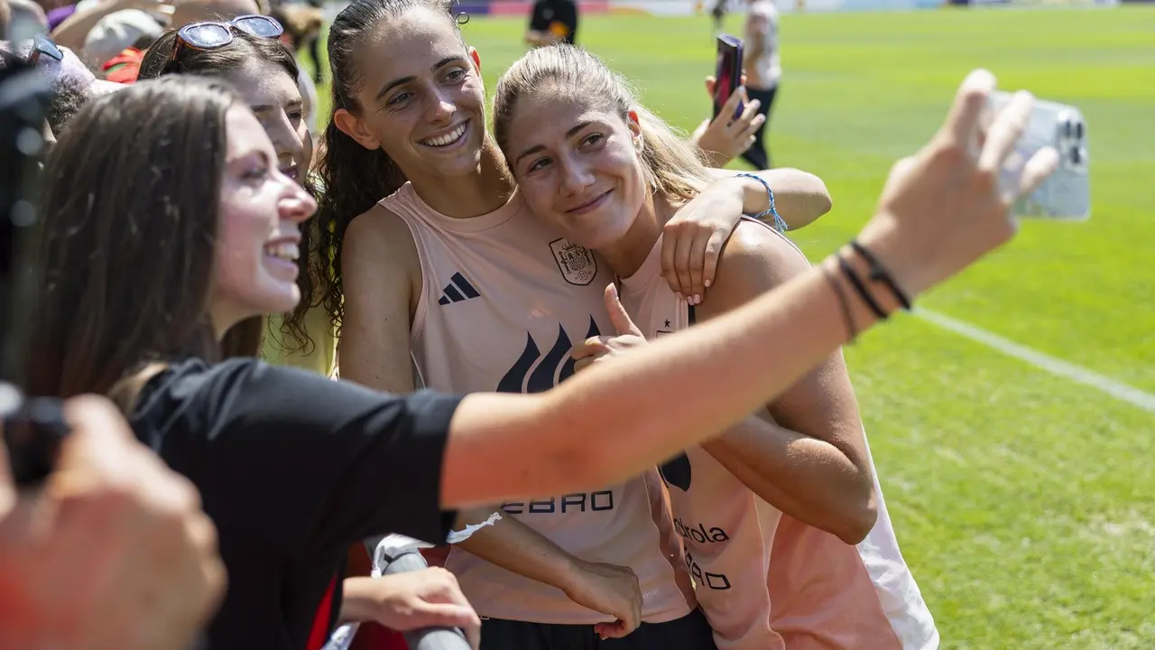 La espa&ntilde;ola Maite Zubieta, izquierda, y Laia Aleixandri, derecha, posan con fans durante la sesi&oacute;n de entrenamiento de la selecci&oacute;n femenina de f&uacute;tbol de Espa&ntilde;a en Lausana, Suiza. EFE/EPA/CYRIL ZINGARO USO EDITORIAL S&Oacute;LO