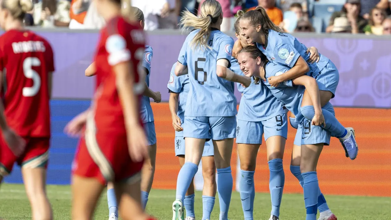 Jugadoras de Holanda con Jill Jamie Roord, Anna Miedema y Victoria Pelova, desde la izquierda, reaccionan tras el gol 0:1 para Holanda en el partido de f&uacute;tbol del Grupo D de la UEFA Women's EURO 2025 entre Gales y Holanda en Lucerna, Suiza, 05 de julio de 2025. EFE/EPA/URS FLUEELER EDITORIAL USE ONLY