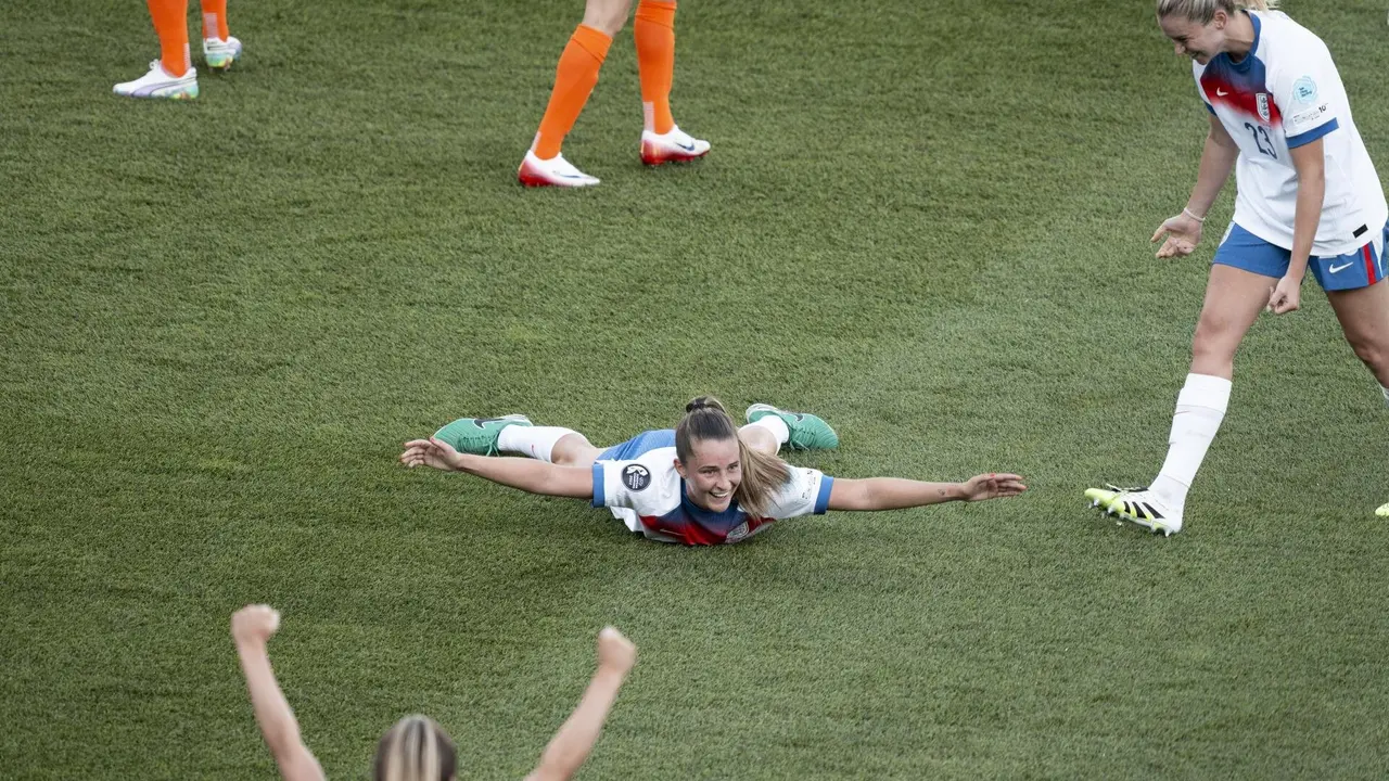 La jugadora de Inglaterra Ella Toone (C) celebra con sus compa&ntilde;eras el 4-0 durante el partido del grupo D de la Eurocopa femenina que han jugado Inglaterra y Pa&iacute;ses Bajos en Z&uacute;rich, Suiza. EFE/EPA/GAETAN BALLY