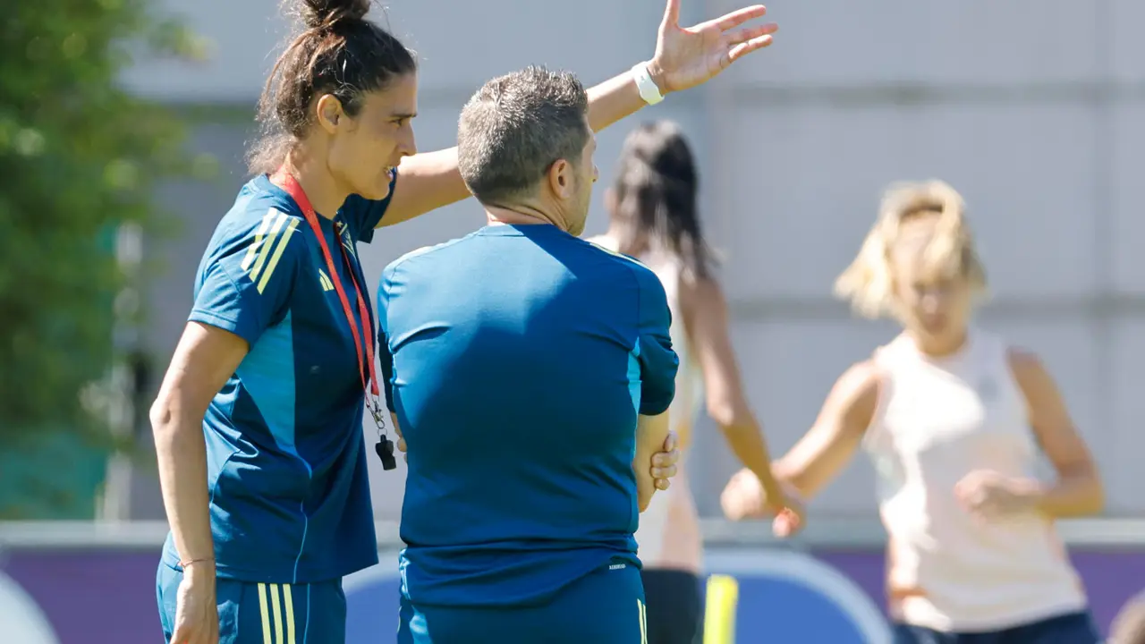La seleccionadora nacional Montse Tom&eacute; da instrucciones al equipo durante el entrenamiento llevado a cabo este jueves en el estadio Juan Antonio Samaranch de Lausana, para preparar el partido de la fase de grupos, grupo B, de la Eurocopa que ma&ntilde;ana viernes disputar&aacute;n ante Italia en el Estadio Wankdorf de Berna. EFE/ Ana Escobar