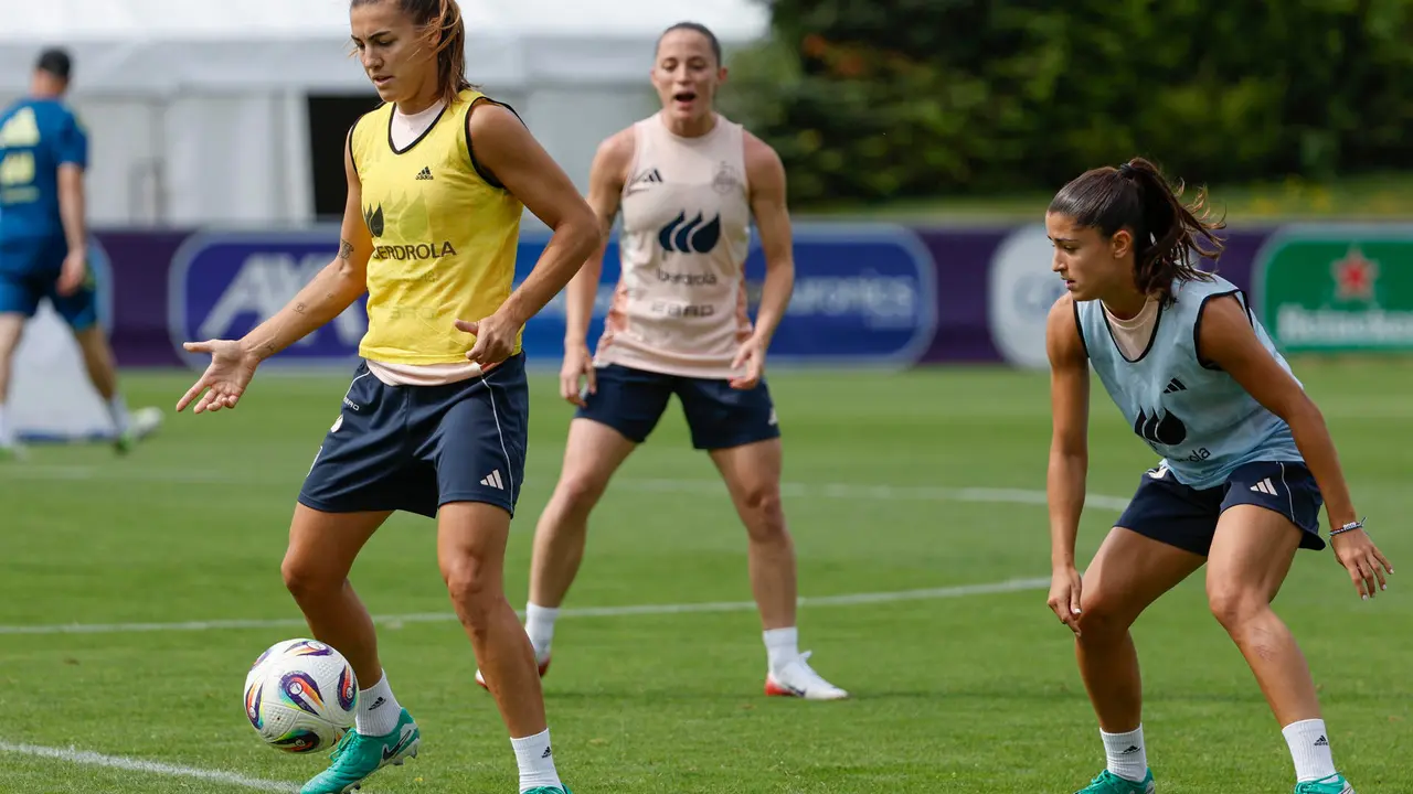 Las jugadoras de la selecci&oacute;n espa&ntilde;ola de f&uacute;tbol Yana Fernandez (d), Juana Batle (c) y Patri Guijarro (i) durante el entrenamiento llevado a cabo en Lausana, para preparar el partido de cuartos de final de la Eurocopa que disputan contra la selecci&oacute;n de Suiza. EFE/ Ana Escobar