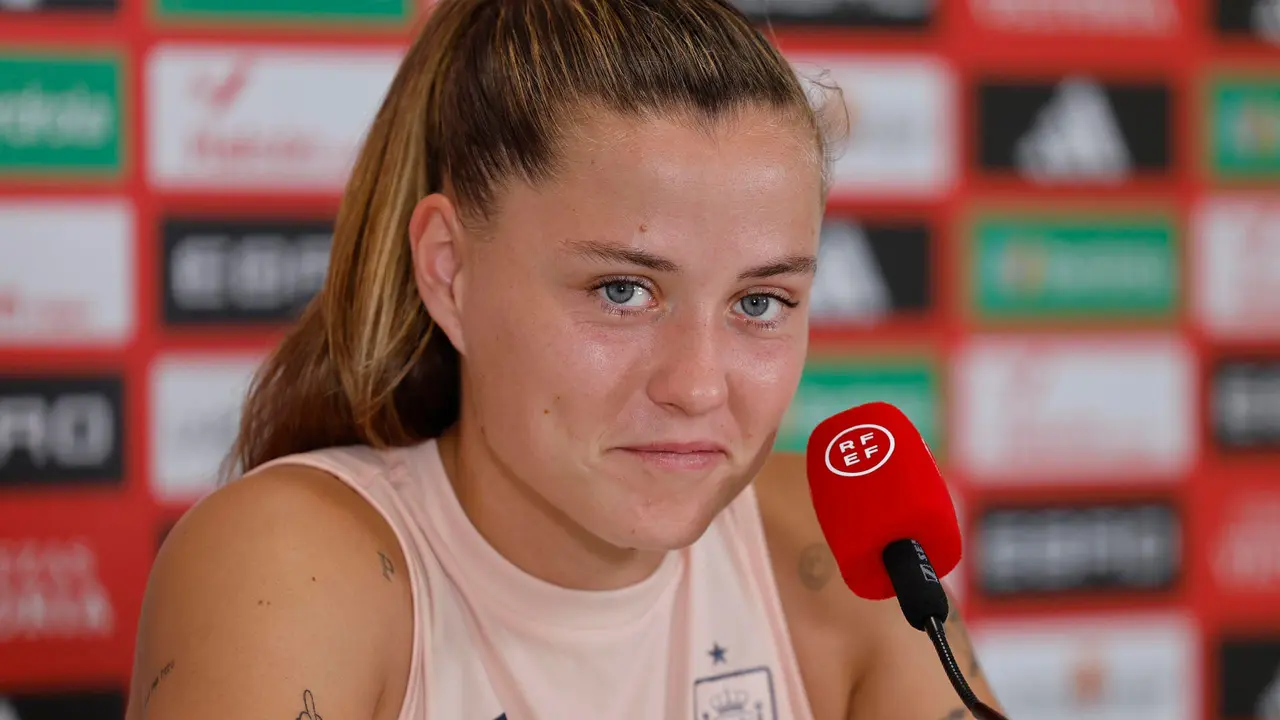 La delantera de la selecci&oacute;n espa&ntilde;ola de f&uacute;tbol Claudia Pina, durante la rueda de prensa tras el entrenamiento llevado a cabo en Lausana, para preparar el partido de cuartos de final de la Eurocopa que disputan contra la selecci&oacute;n de Suiza. EFE/ Ana Escobar