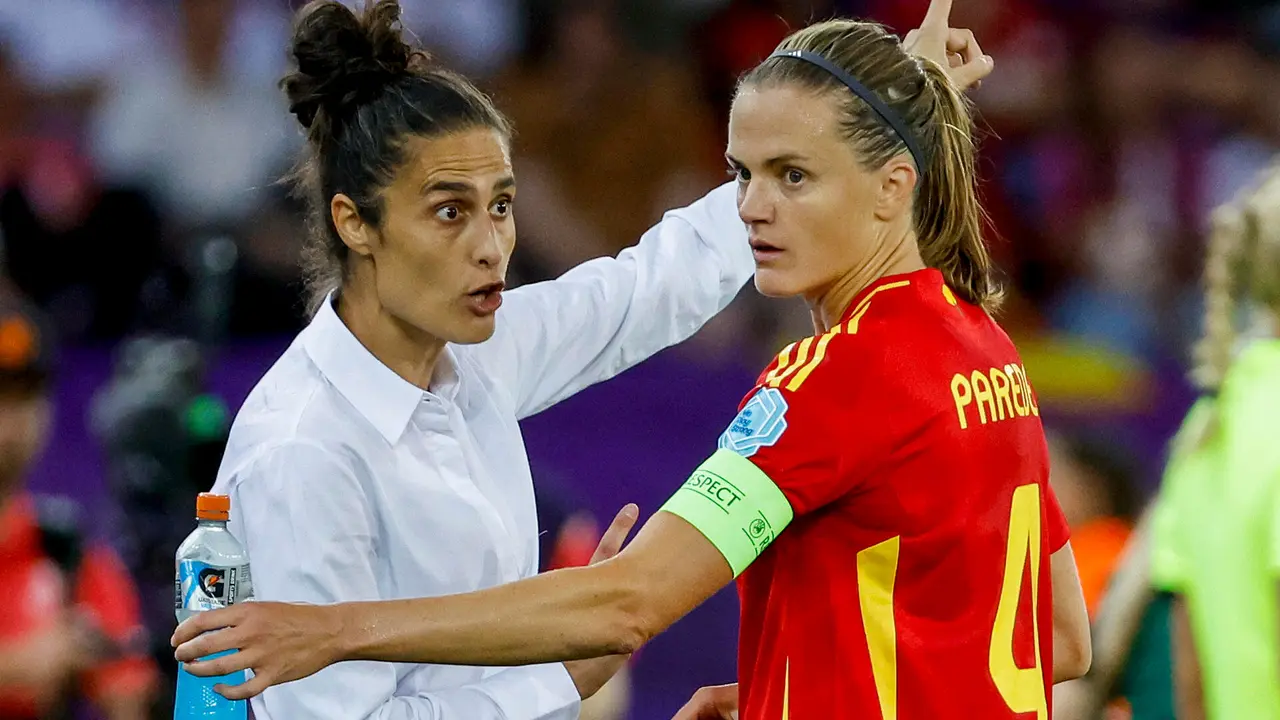 La seleccionadora espa&ntilde;ola, Montse Tom&eacute; (i) da instrucciones a la jugadora Irene Paredes durante el partido de semifinales de la Eurocopa 2025 que Alemania y Espa&ntilde;a disputan este mi&eacute;rcoles en el estadio Letzigrund de Z&uacute;rich, en Suiza. EFE/Ana Escobar