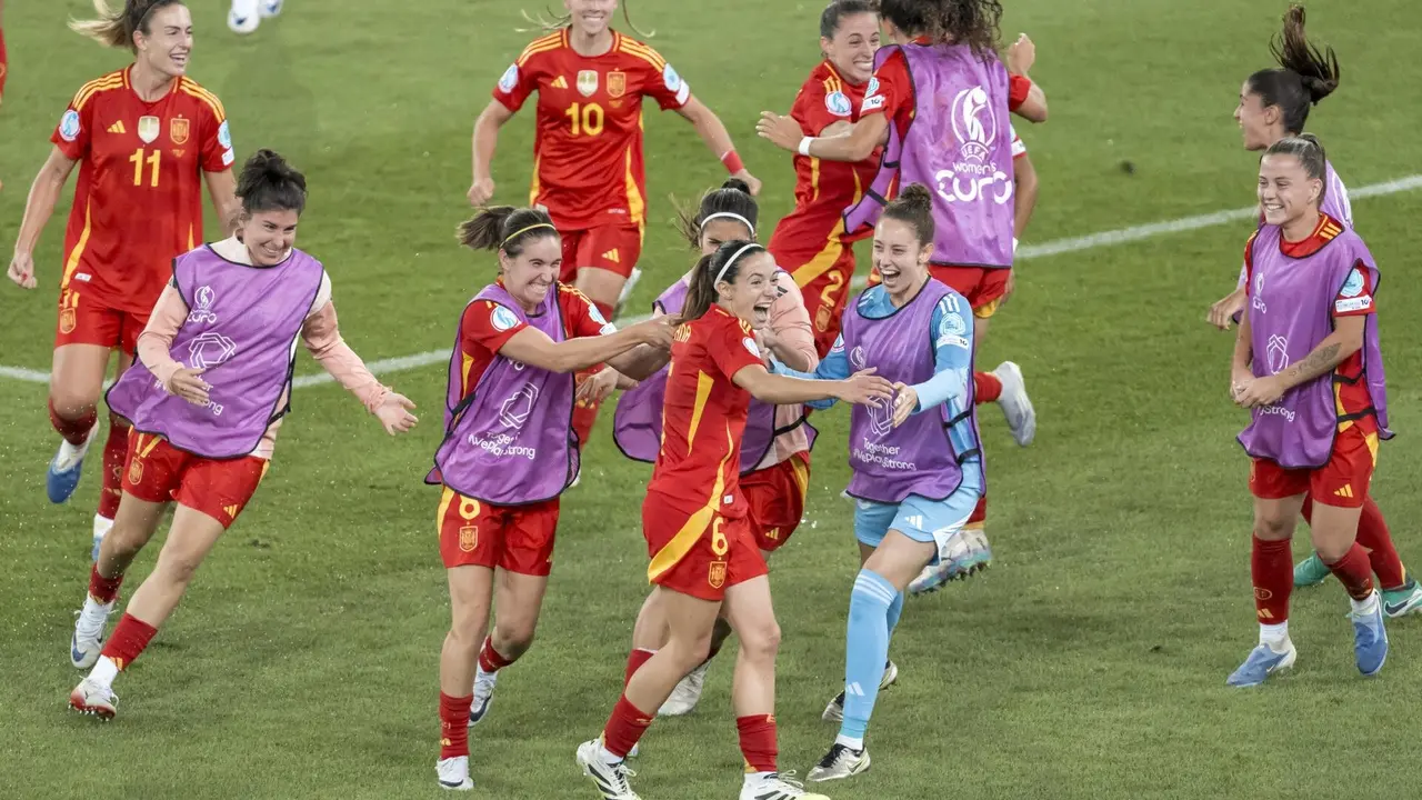 Las jugadoras de la selecci&oacute;n espa&ntilde;ola celebran el triunfo ante Alemania (1-0) en la semifinal de la Eurocopa femenina de f&uacute;tbol que se disputa en Suiza. EFE/EPA/GAETAN BALLY