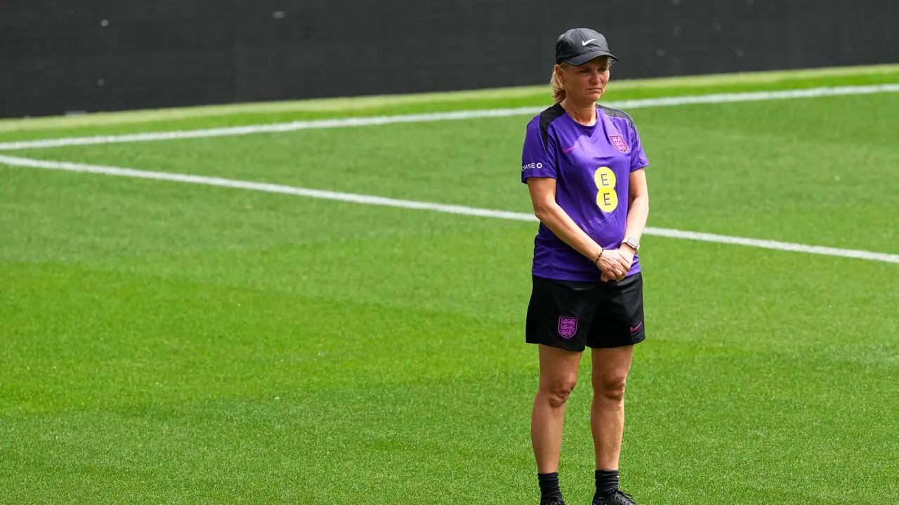 Foto de archivo de la entrenadora de la selecci&oacute;n femenina de f&uacute;tbol de Inglaterra, Sarina Wiegman, durante un entrenamiento previo a un partido contra Espa&ntilde;a en la Liga de Naciones. EFE/Alejandro Garc&iacute;a