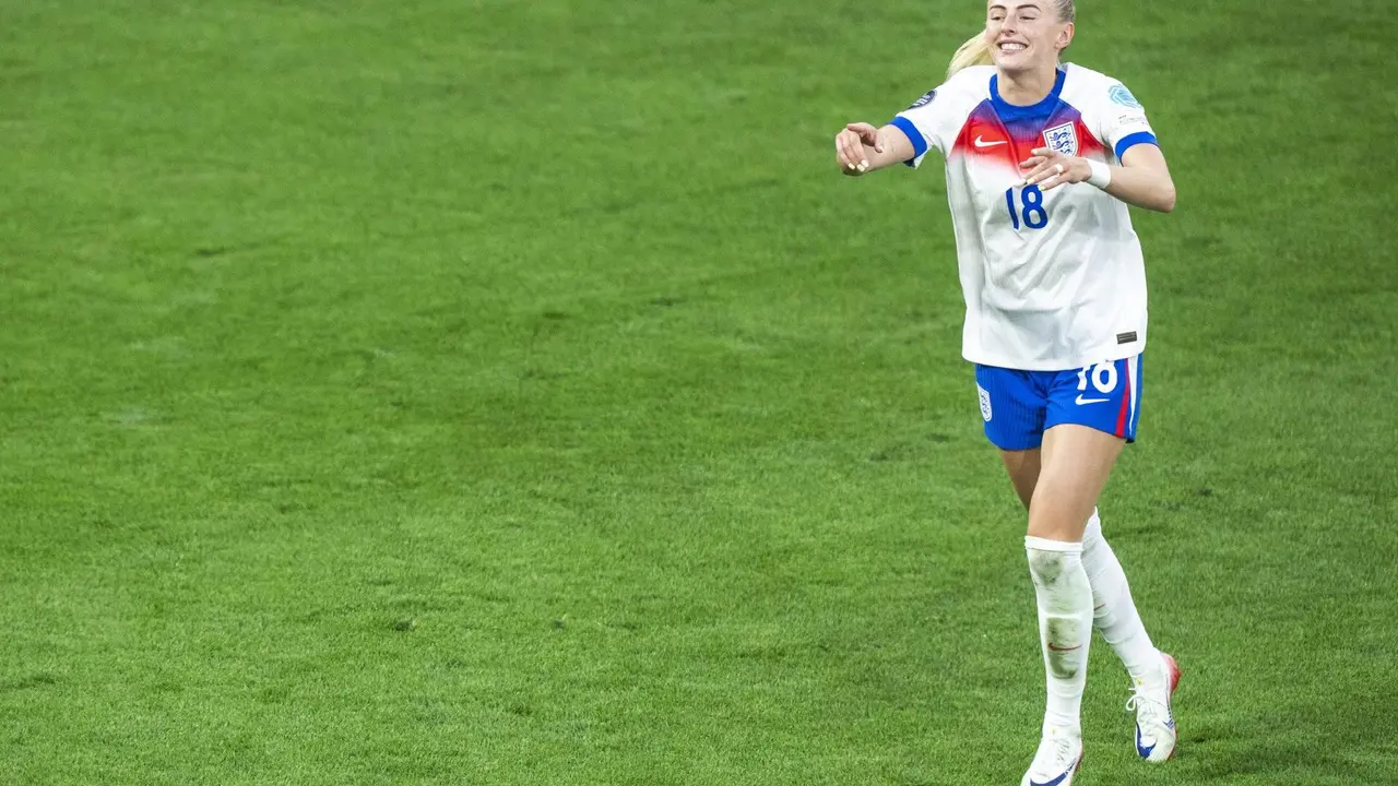 Chloe Kelly, delantera de Inglaterra, lanza el penalti que le ha dado el t&iacute;tulo de la Eurocopa en Basilea, Suiza. EFE/EPA/TIL BUERGY