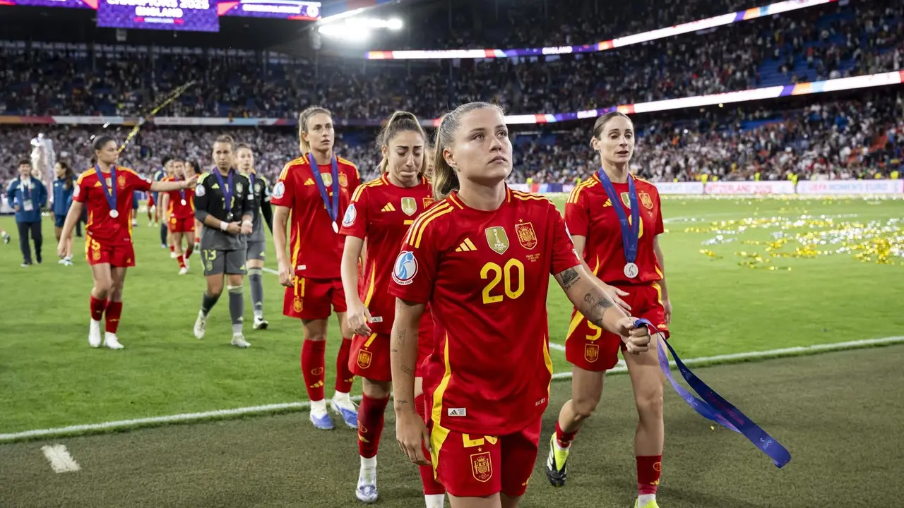 Las jugadoras de Espa&ntilde;a se lamentan tras la derrota ante Inglaterra en Basilea, Suiza. EFE/EPA/GEORGIOS KEFALAS