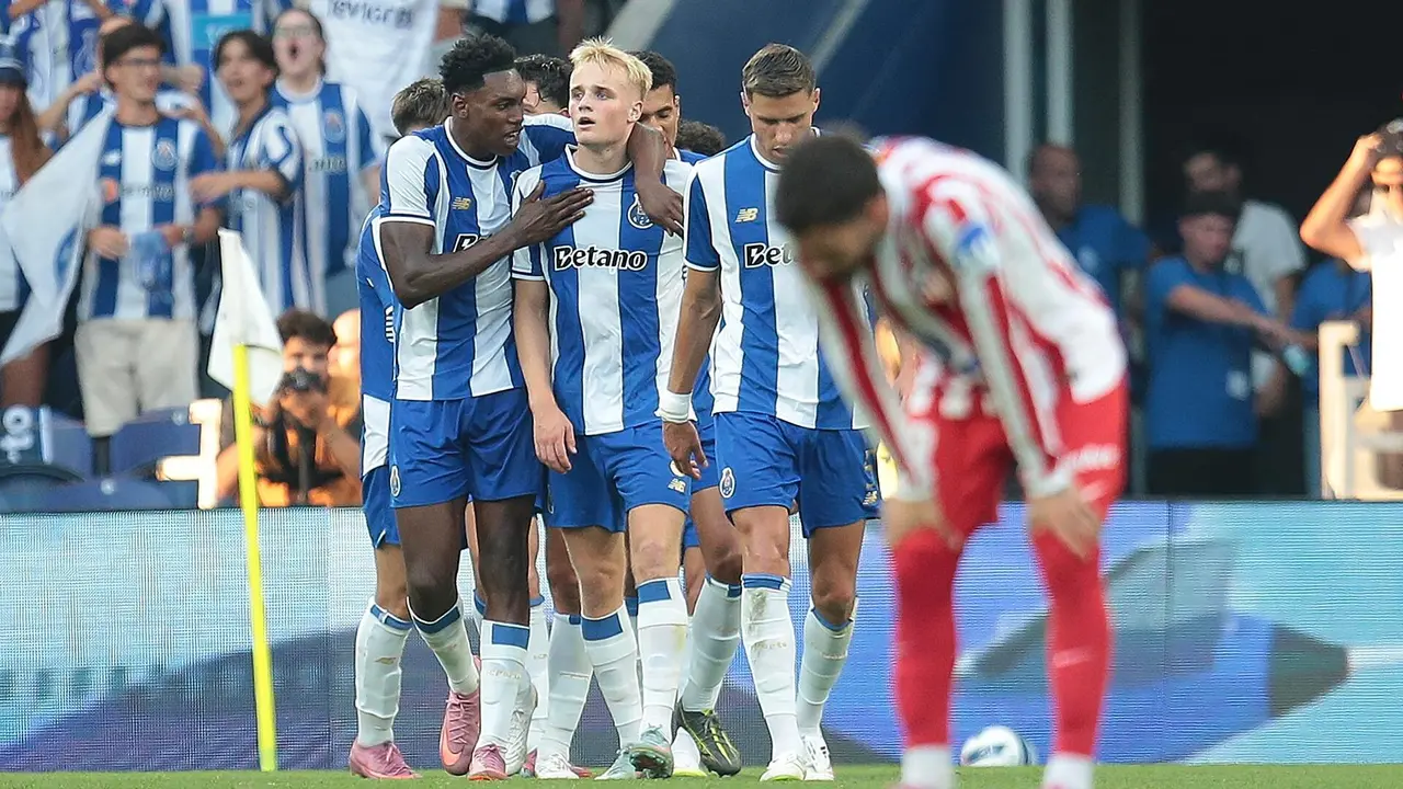 Los jugadores del Oporto celebran el gol de iVictor Froholdt contra el Atl&eacute;tico de Madrid. EFE/EPA/MANUEL FERNANDO ARAUJO