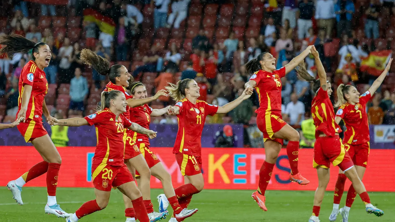 Las jugadoras de la selecci&oacute;n espa&ntilde;ola celebran la victoria, a la finalizaci&oacute;n del encuentro correspondiente a la semifinal de la Eurocopa Femenina 2025 que han disputado hoy mi&eacute;rcoles las selecciones de Alemania y Espa&ntilde;a en el estadio Letzigrund de Z&uacute;rich (Suiza). EFE/ Ana Escobar