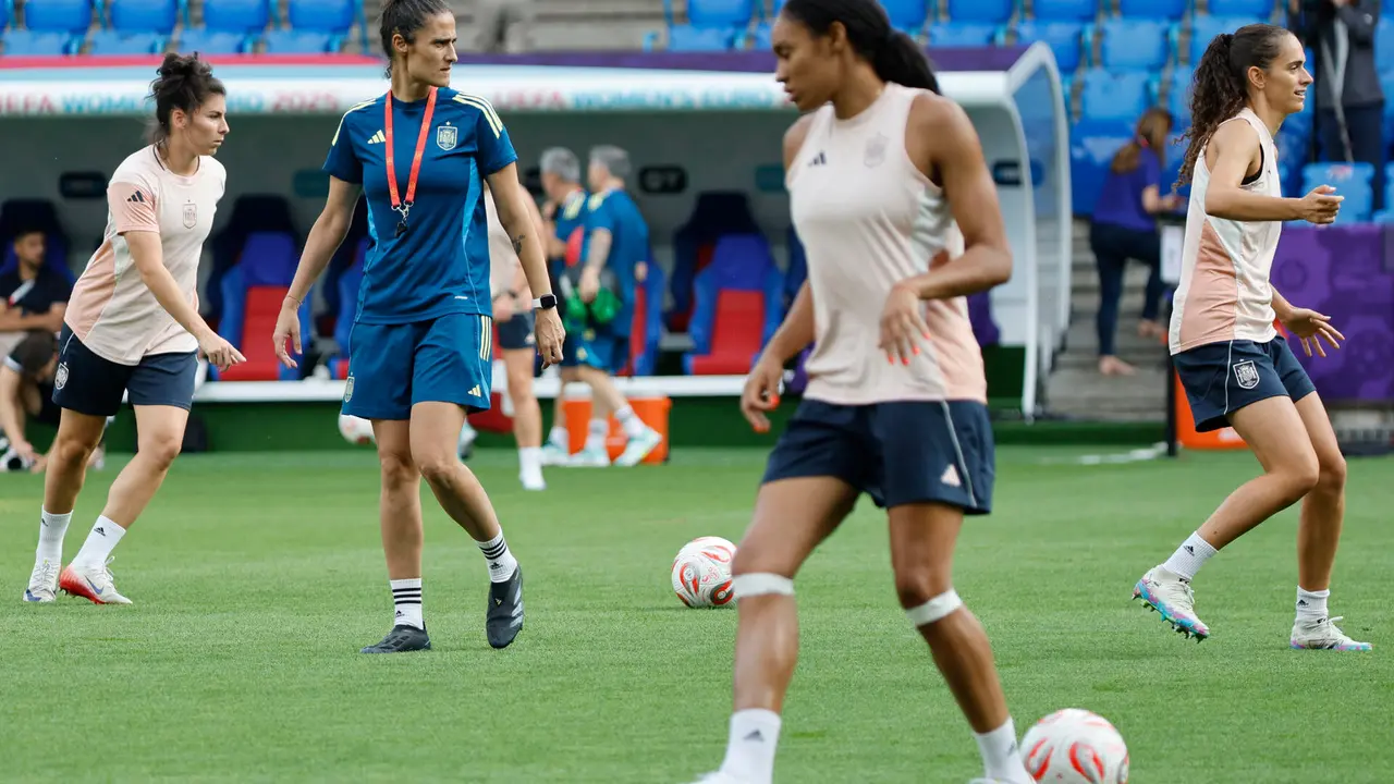 BASILEA (SUIZA), 26/07/2025.- La entrenadora de la selecci&oacute;n espa&ntilde;ola, Montse Tom&eacute; (2i), dirige un entrenamiento este s&aacute;bado, en el St. Jakob Park de Basilea (Suiza), previo al partido de final de la Eurocopa Femenina 2025 que disputan Espa&ntilde;a e Inglaterra. EFE/ Ana Escobar