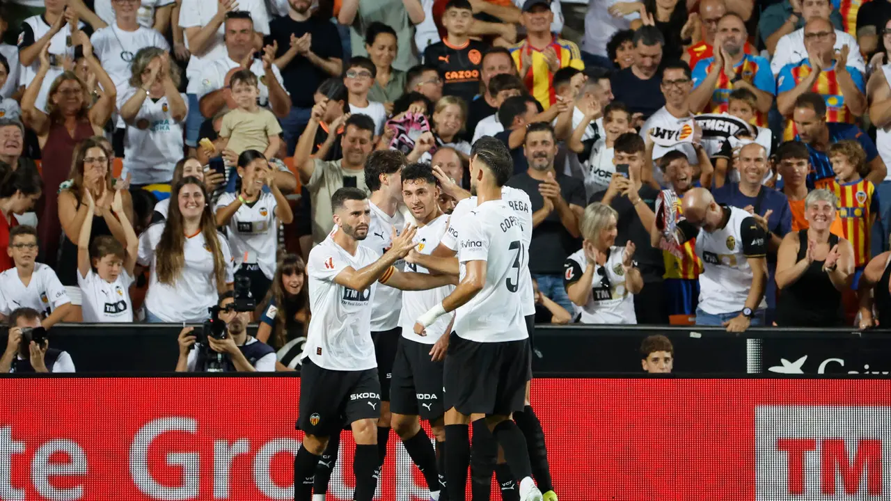 El centrocampista del Valencia Javi Guerra (c) celebra su gol durante el partido del Trofeu Taronja que Valencia y Torino disputan este s&aacute;bado en el estadio de Mestalla. EFE/ Ana Escobar