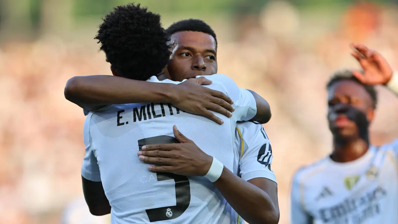 Eder Militao, del Real Madrid (izquierda), celebra con Kylian Mbapp&eacute;, del Real Madrid (derecha), tras marcar el gol del 0-1 durante un partido amistoso entre el WSG Tirol y el Real Madrid, en Innsbruck, Austria, el 12 de agosto de 2025. (F&uacute;tbol, Amistoso). EFE/EPA/ANNA SZILAGYI