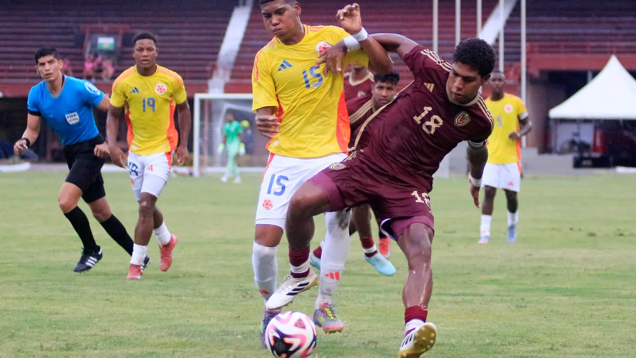 Miguel Solarte (i), de Colombia, disputa el bal&oacute;n con Rom&aacute;n Davis, de Venezuela, en un partido amistoso entre las selecciones sub-17 de Colombia y Venezuela en el estadio General Santander, en C&uacute;cuta (Colombia). EFE/Mario Caicedo