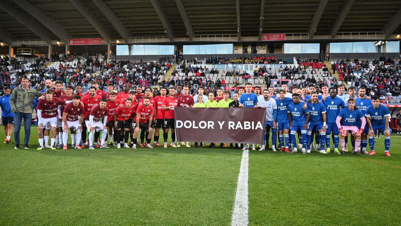 Partido solidario por los incendios forestales del verano entre los equipos , Zamora CF, Ourense CF, SD Ponferradina y Cultural Leonesa. EFE/J.Casares